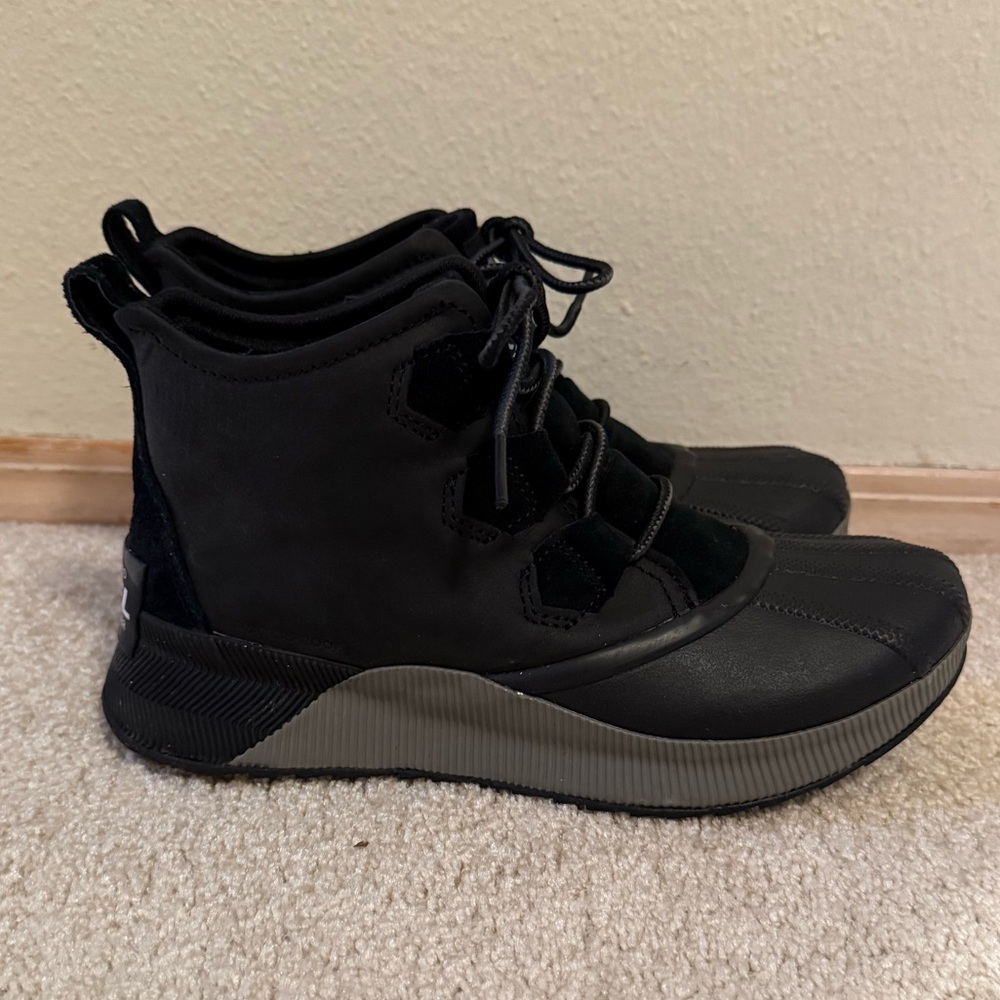 Sorel Women’s Out N About Waterproof Boots size 8